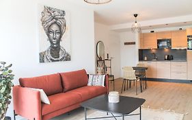 African-Style Apartment - stadtnah, Parkplatz, E-Ladestation für Auto&Fahrräder, Gitterbox für Fahrräder, Fitnessstudio